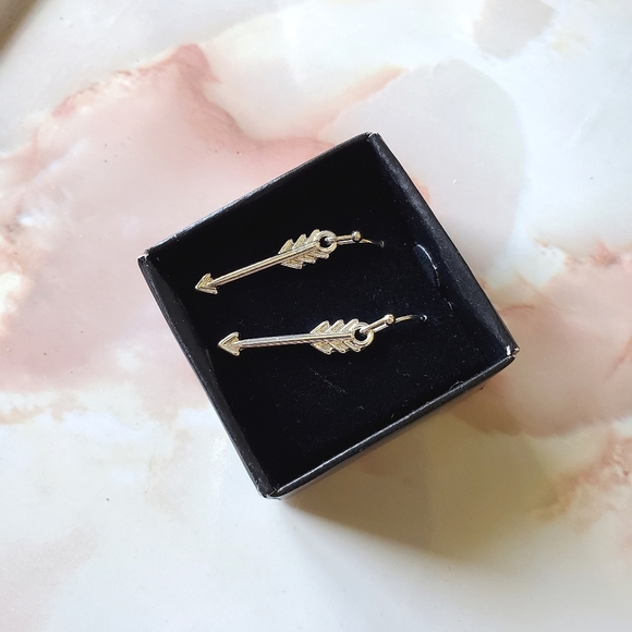 BNIB Silver Arrow Earrings - Picture 1 of 2